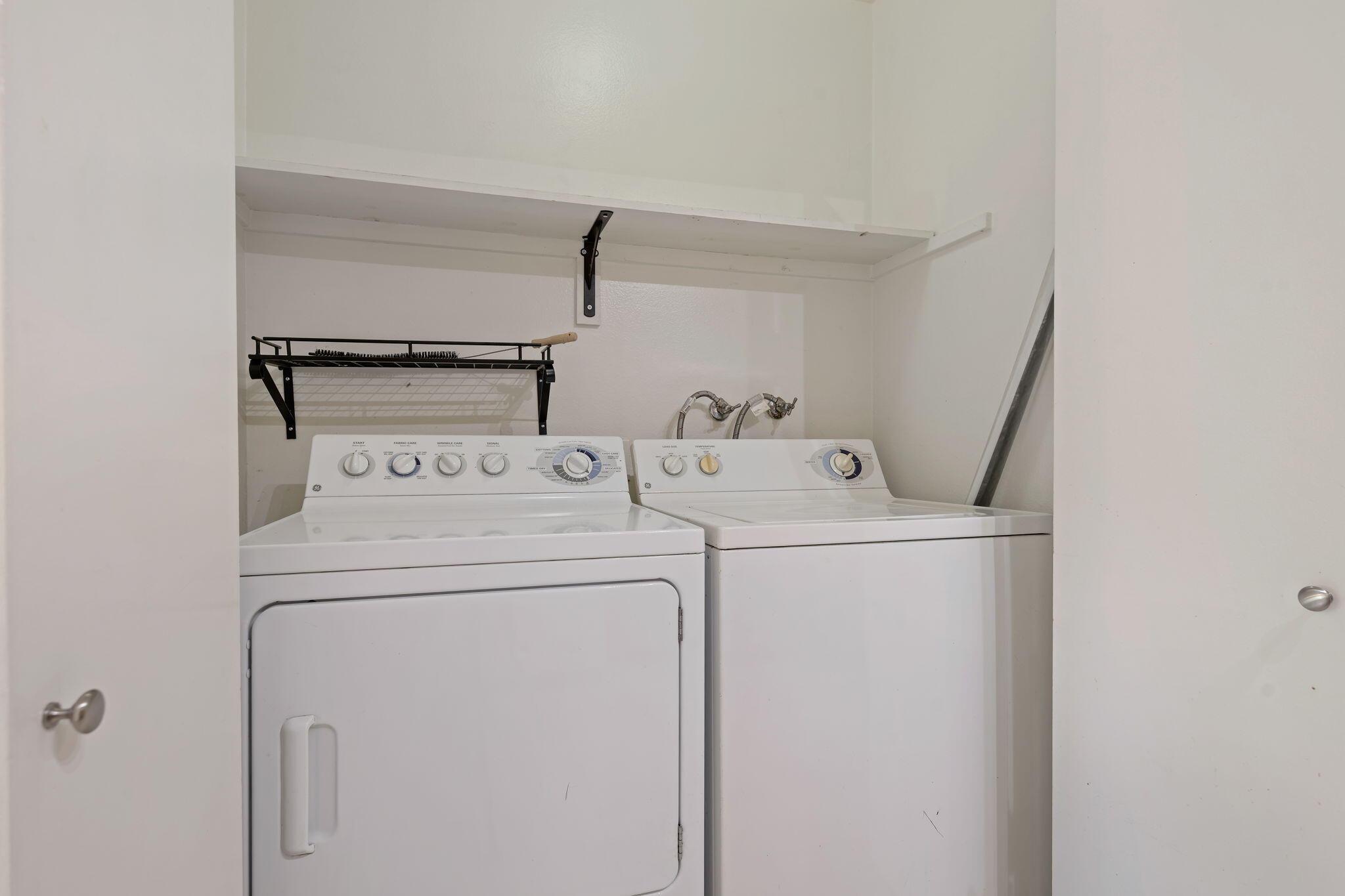 331 Northgate Drive, Unit D Goleta, CA 93117 - Photo 13 of 21 11-Laundry