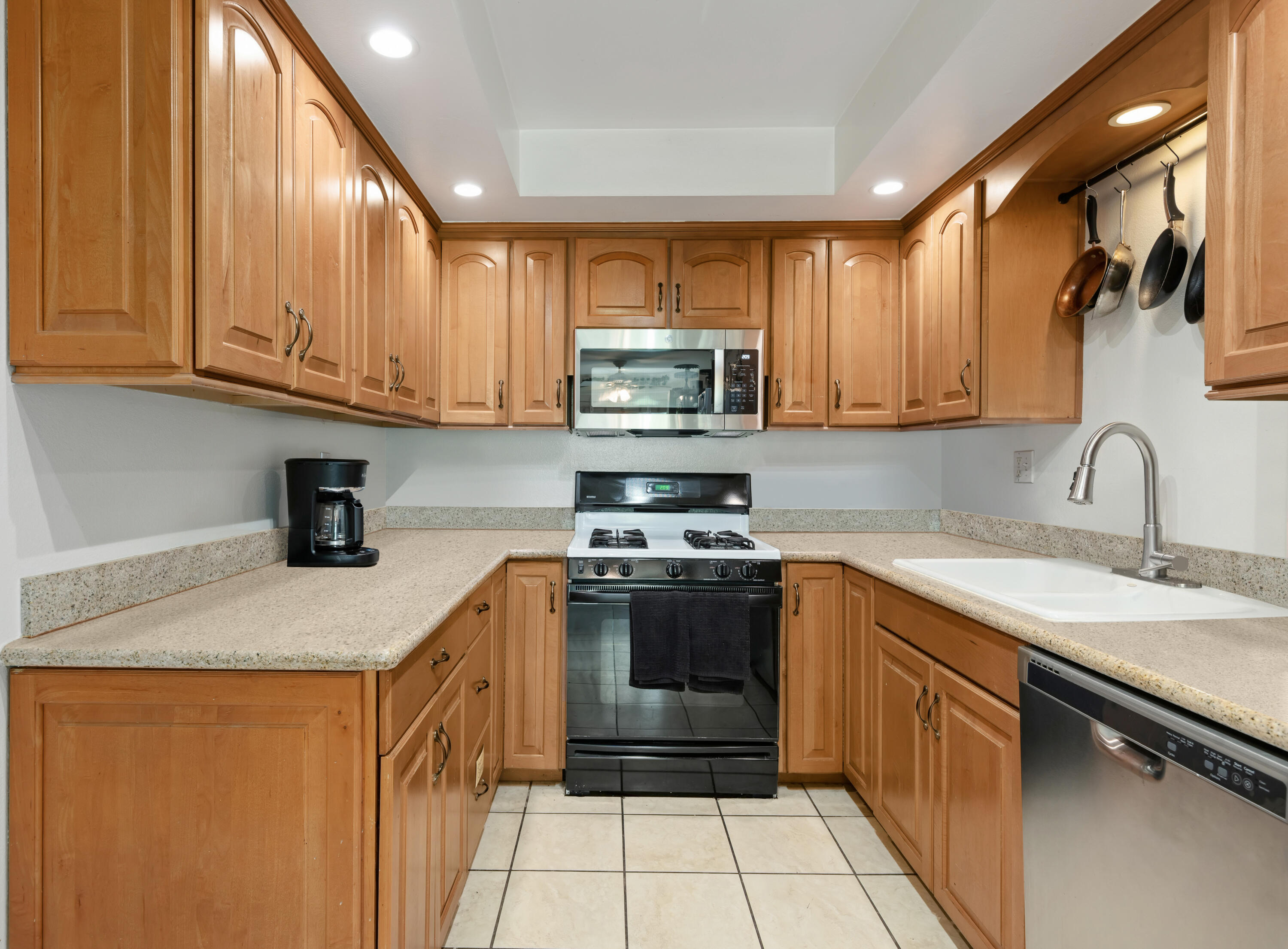331 Northgate Drive, Unit D Goleta, CA 93117 - Photo 6 of 16 07-Kitchen (1)
