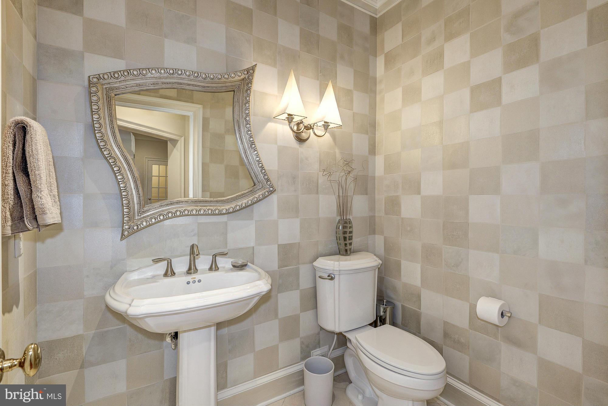 915 Chinquapin Road McLean, VA 22102 - Photo 12 of 30 Powder Room