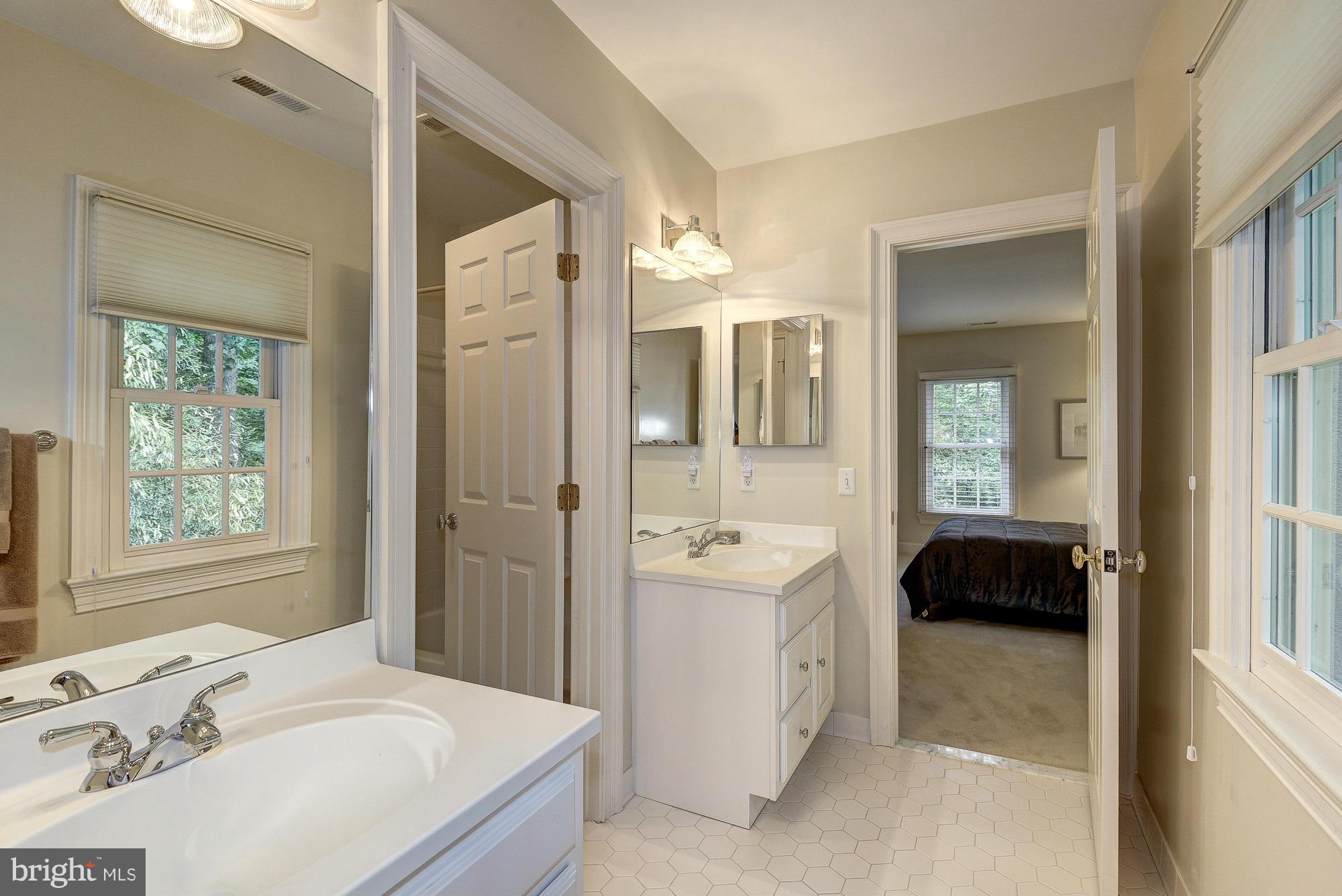 915 Chinquapin Road McLean, VA 22102 - Photo 17 of 30 Bath