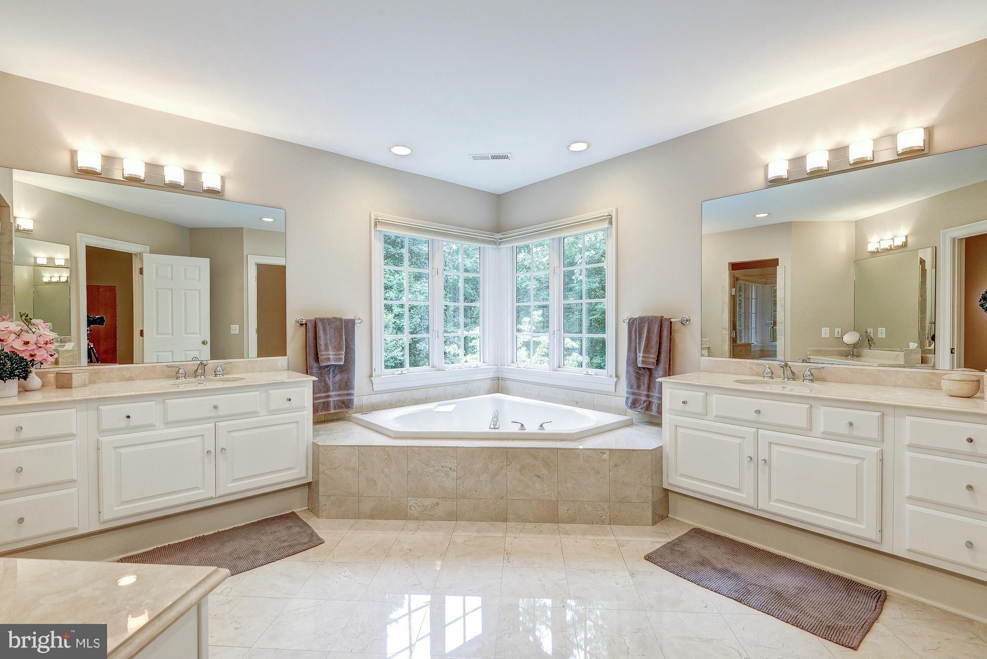 915 Chinquapin Road McLean, VA 22102 - Photo 20 of 30 Bath (Master)