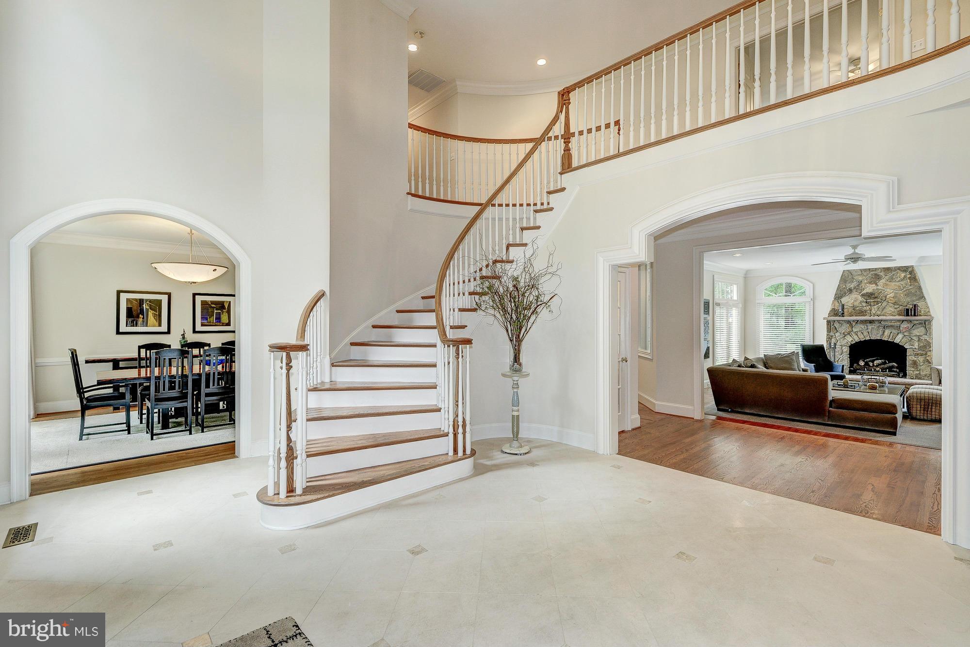 915 Chinquapin Road McLean, VA 22102 - Photo 3 of 30 2-story Foyer