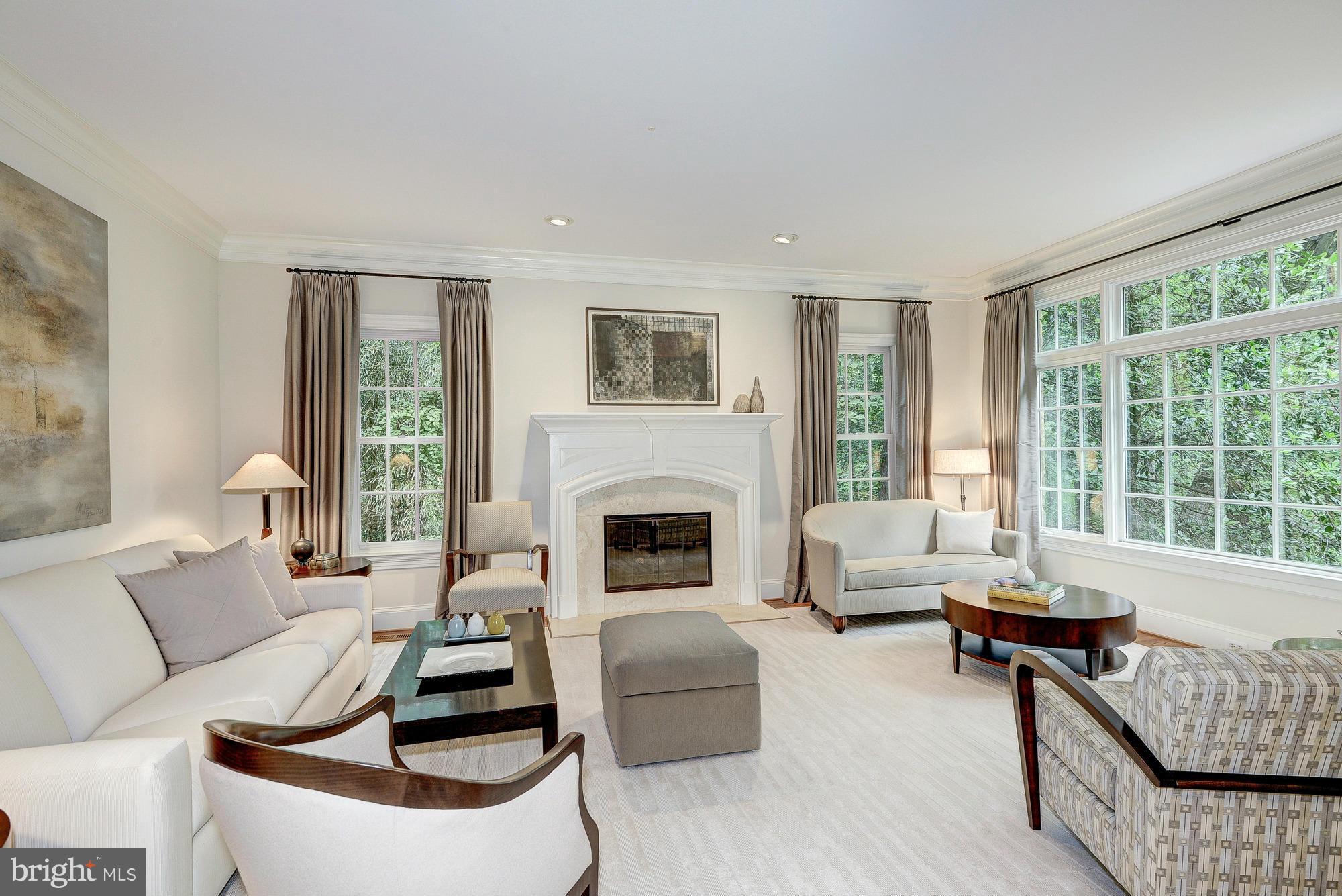 915 Chinquapin Road McLean, VA 22102 - Photo 4 of 30 Living Room