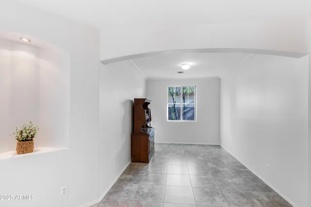 a view of entryway with window