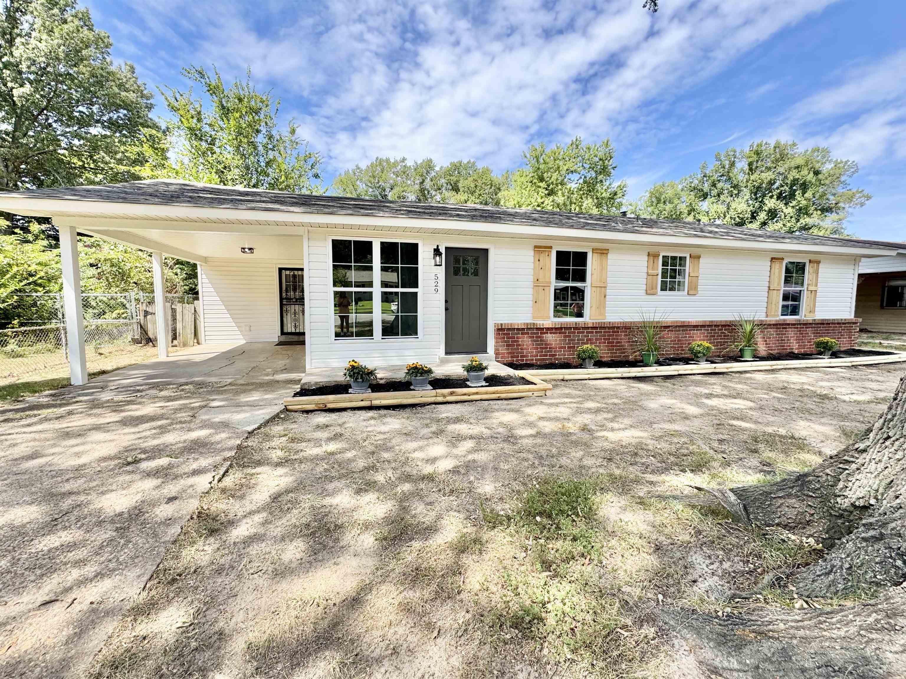 a view of a house with backyard and sitting area