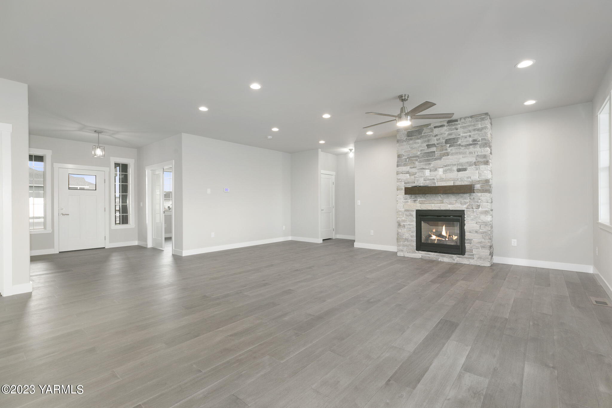 7302 Vista Ridge Avenue Yakima, WA 98903 - Photo 6 of 23 Living Room
