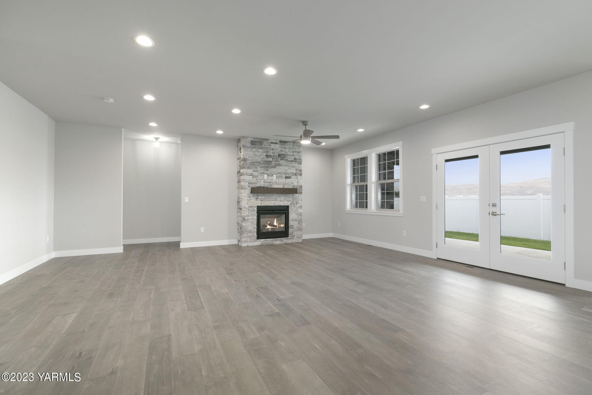 7302 Vista Ridge Avenue Yakima, WA 98903 - Photo 7 of 23 Living Room