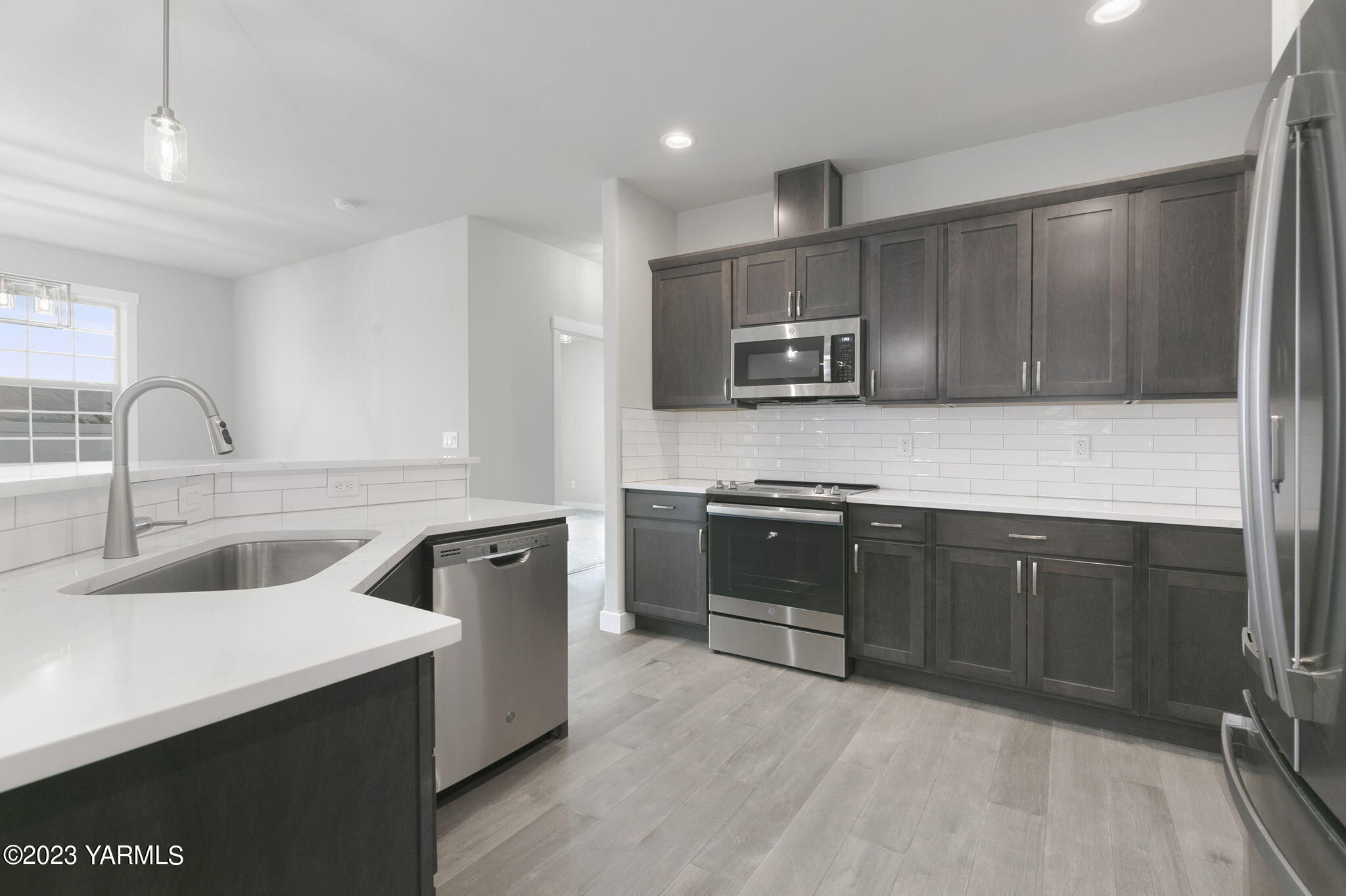 7302 Vista Ridge Avenue Yakima, WA 98903 - Photo 10 of 23 Kitchen