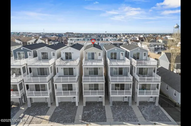 a view of outdoor space yard and porch