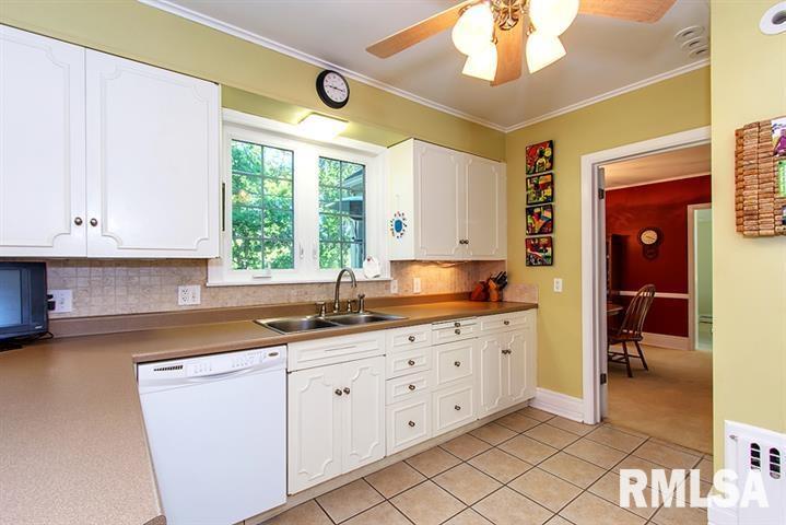 2244 Fairhaven Road Davenport, IA 52803 - Photo 11 of 24 Gallery Image 11
