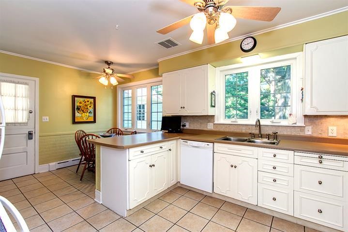 2244 Fairhaven Road Davenport, IA 52803 - Photo 8 of 24 Gallery Image 8