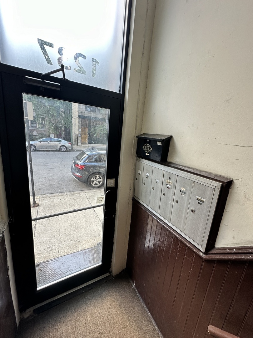 1237 North Noble Street, Unit 4 Chicago, IL 60642 - Photo 4 of 27 a view of an empty room with a window