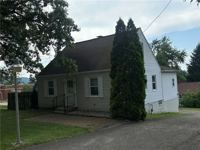a view of a house with a backyard