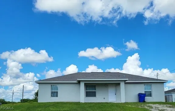 a view of a house with a yard