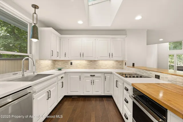 a view of living room with washer and dryer