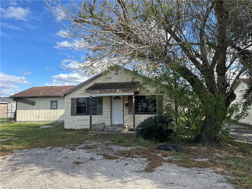 510 James Street Refugio, TX 78377 - Photo 2 of 12 a front view of a house with garden