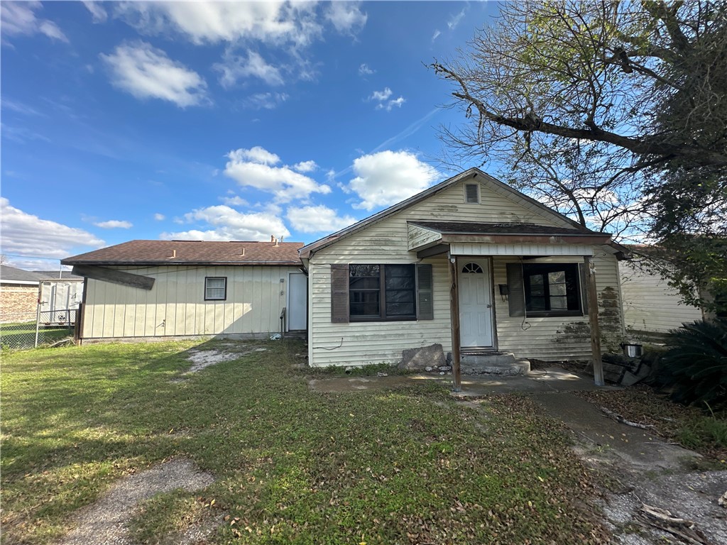 510 James Street Refugio, TX 78377 - Photo 3 of 12 a front view of house with yard