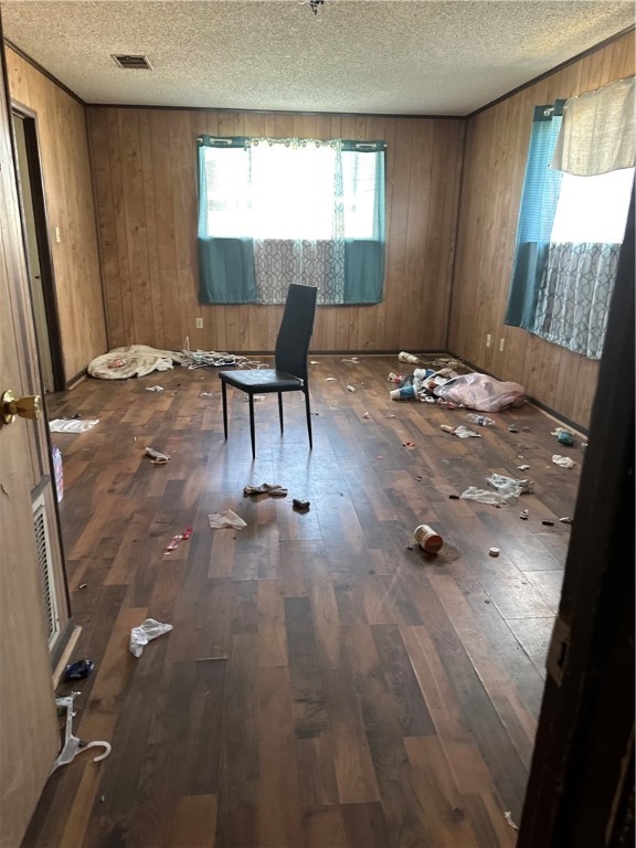 510 James Street Refugio, TX 78377 - Photo 9 of 12 a living room with furniture and a window