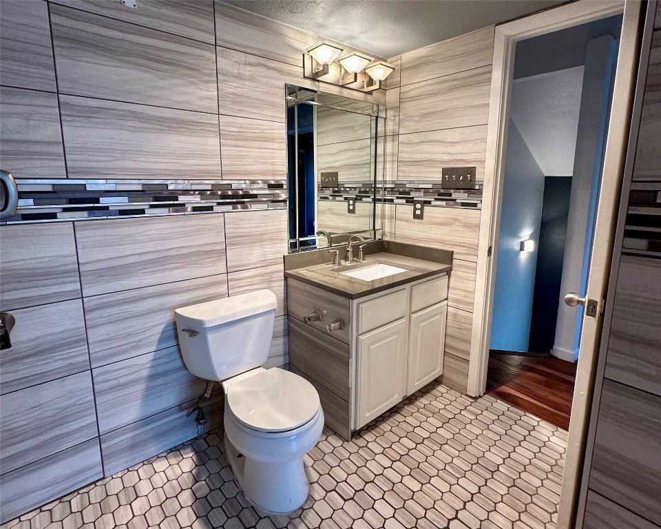 2018 West Rundberg Lane, Unit 5B Austin, TX 78758 - Photo 15 of 23 a bathroom with a toilet a sink and a shower
