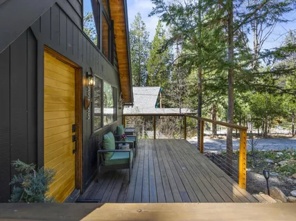 a view of backyard of the house