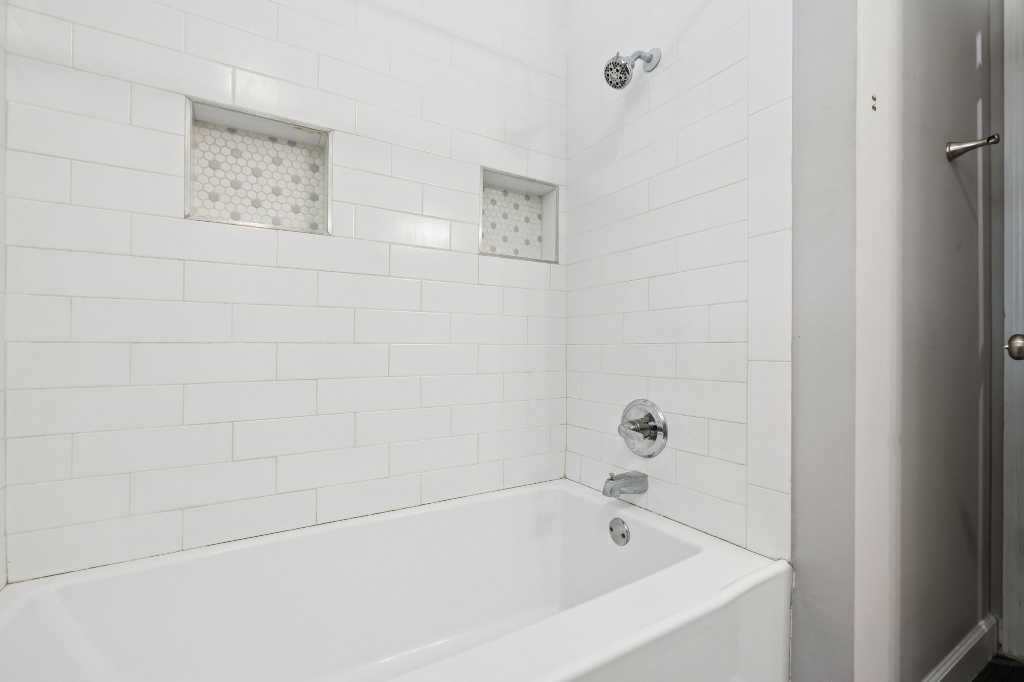 102 Warren Place Dickson, TN 37055 - Photo 18 of 52 a bathroom with a bathtub