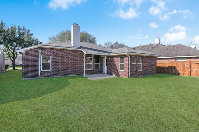 a view of a house with a backyard