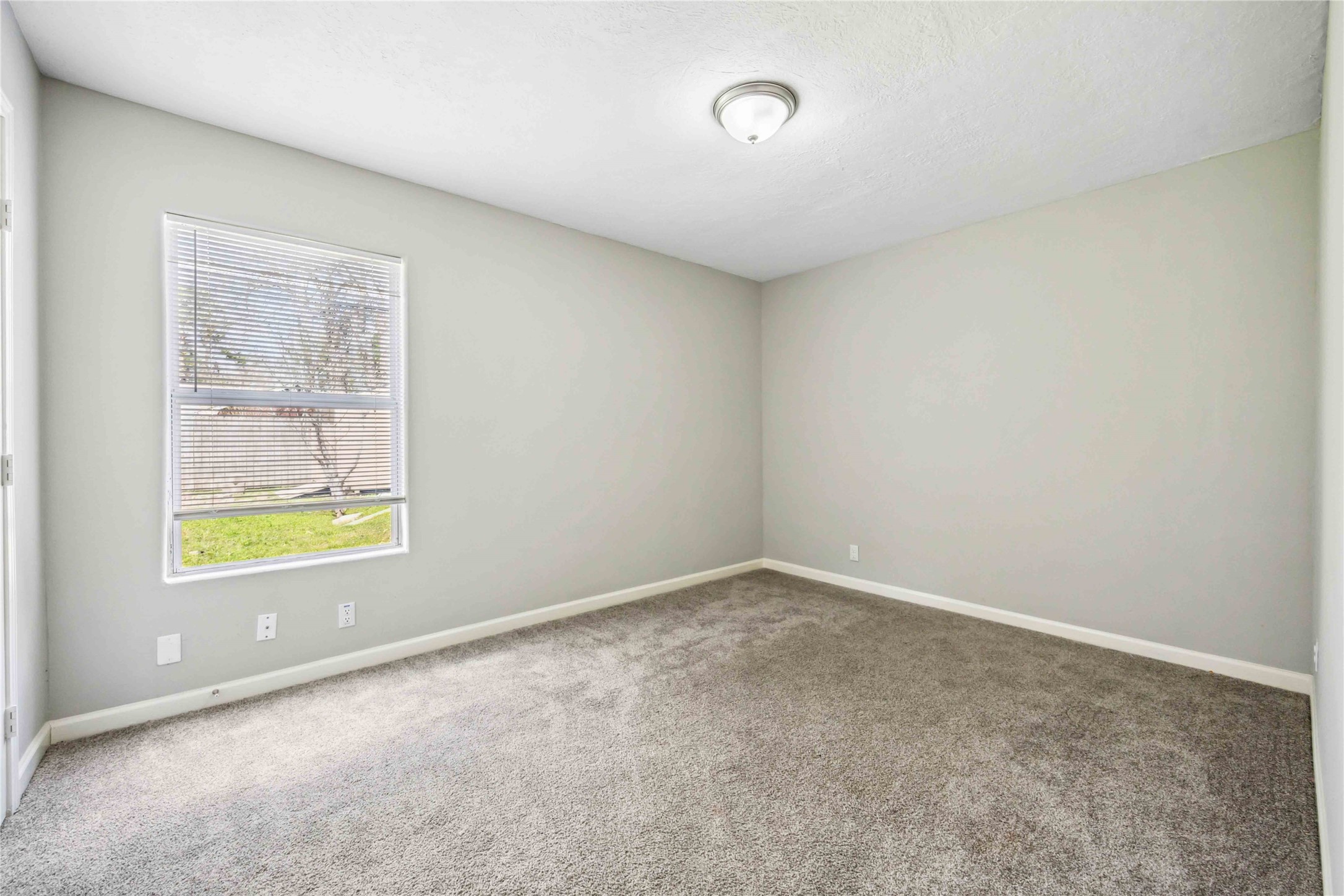 7150 Mobud Drive Houston, TX 77074 - Photo 24 of 29 an empty room with windows
