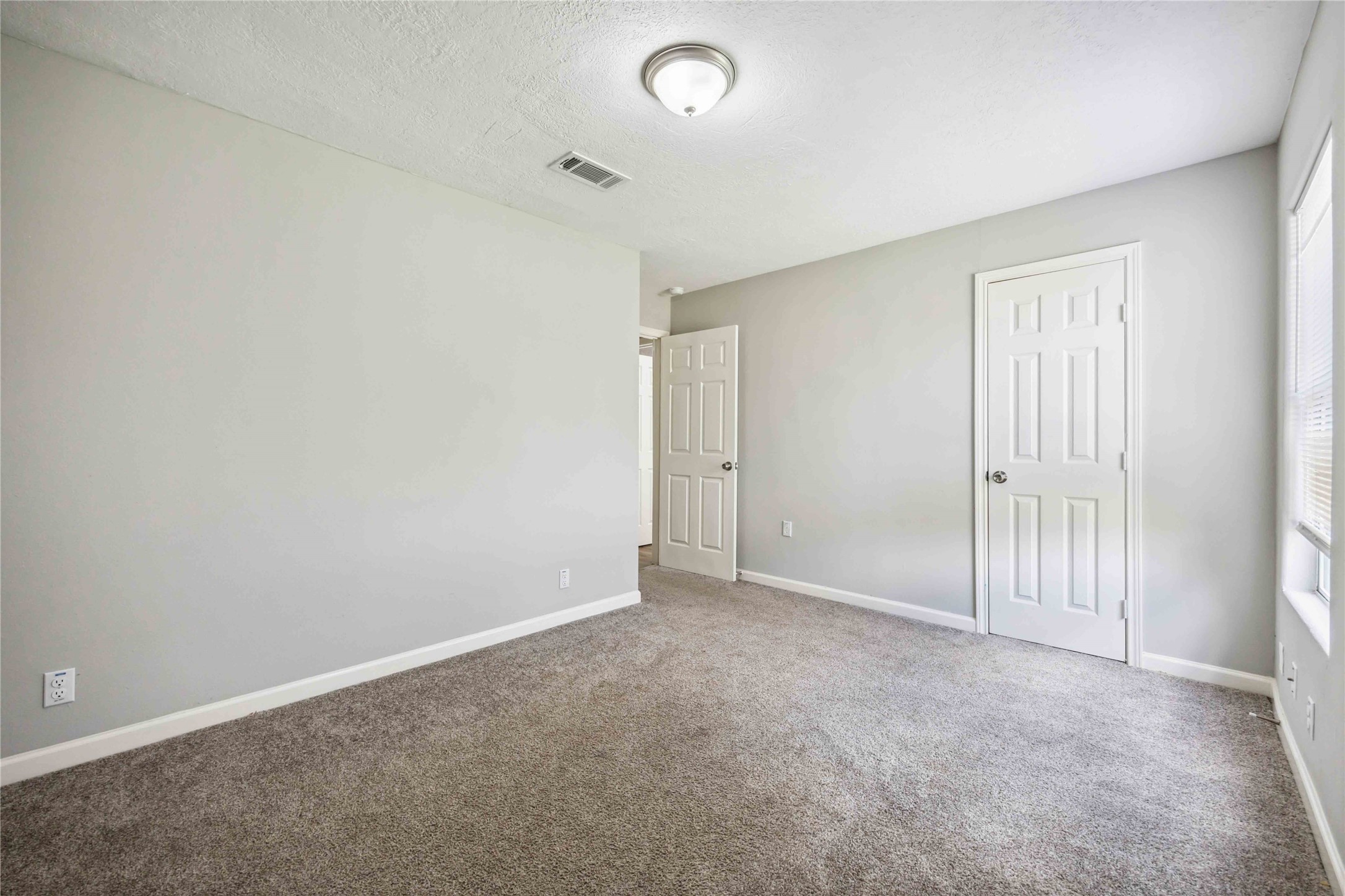 7150 Mobud Drive Houston, TX 77074 - Photo 25 of 29 an empty room with sliding door
