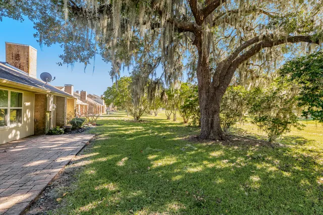a view of a yard in front of house