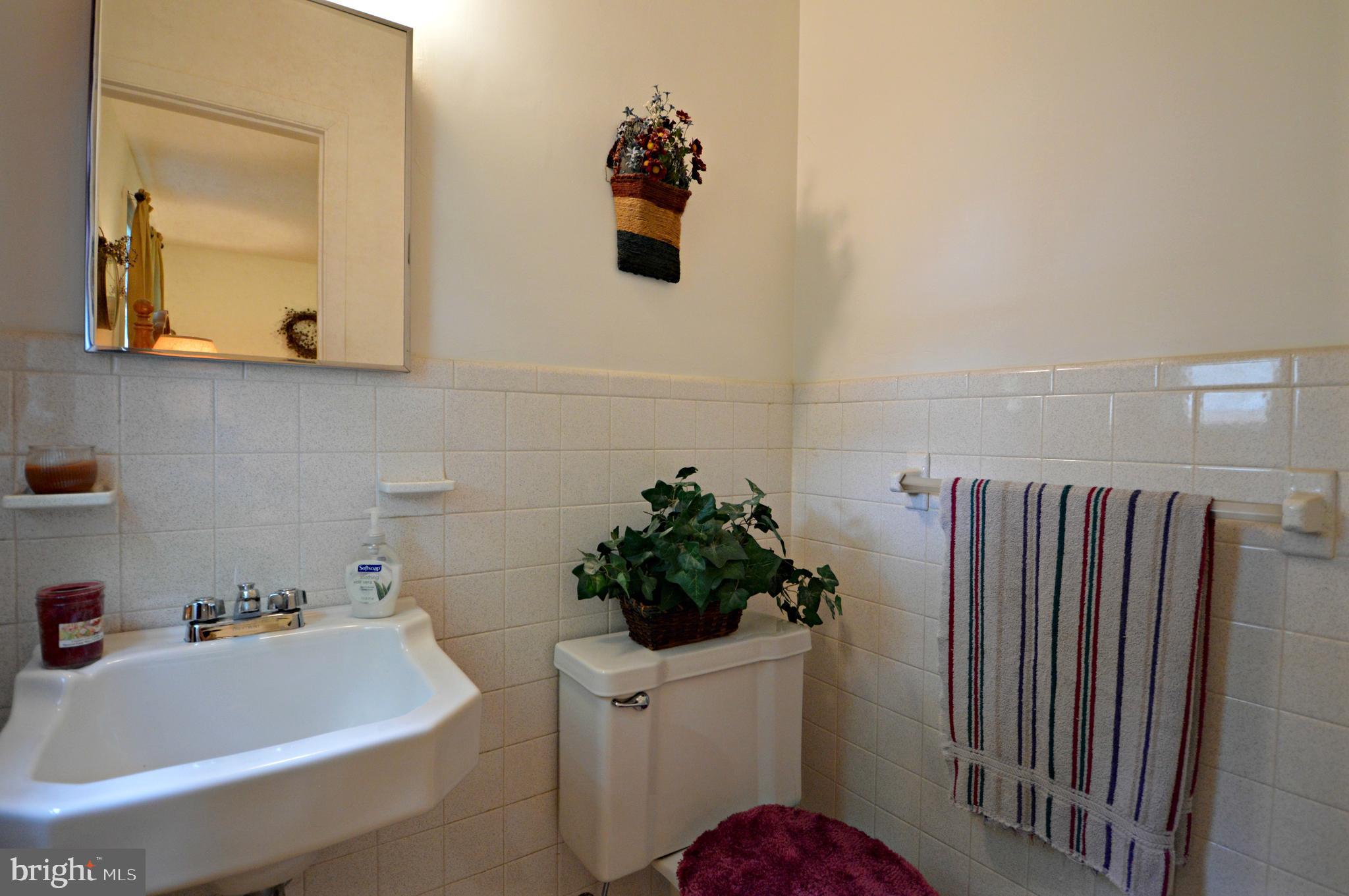 517 Yorktown Road Lancaster, PA 17603 - Photo 13 of 19 Master 1/2 bath