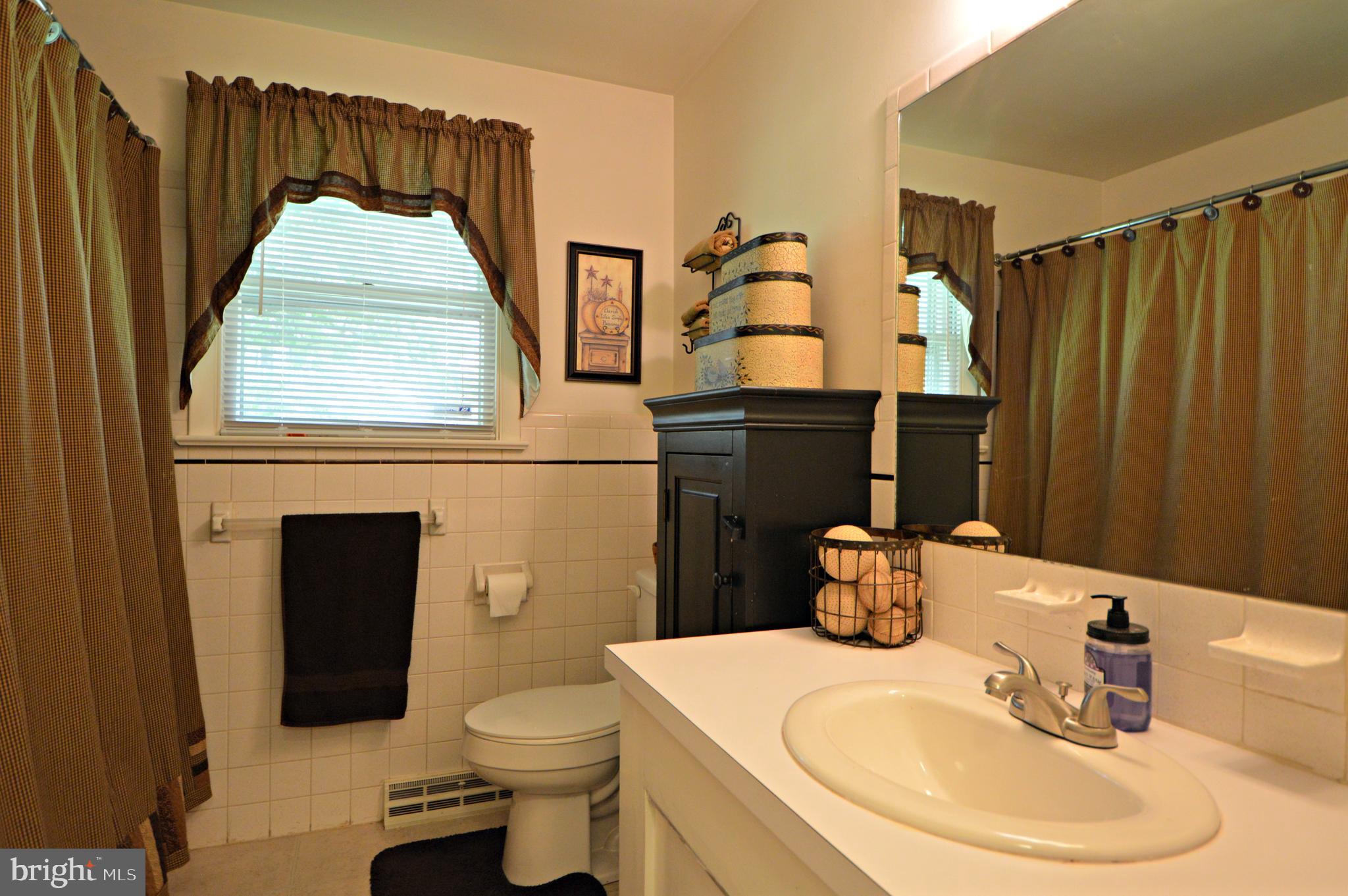 517 Yorktown Road Lancaster, PA 17603 - Photo 17 of 19 Hall bath