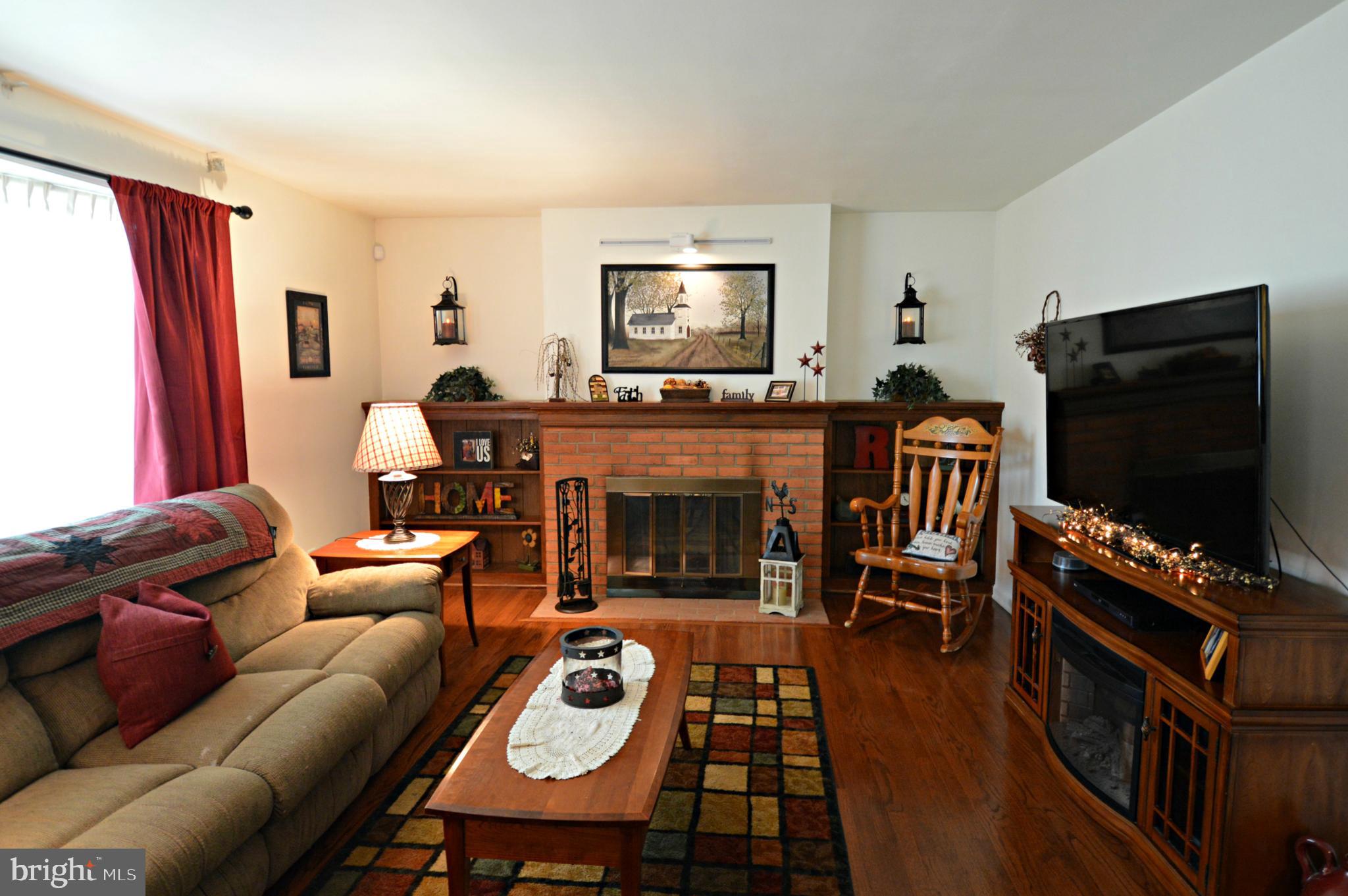 517 Yorktown Road Lancaster, PA 17603 - Photo 4 of 19 Living room w/ fireplace and built-in bookshelves