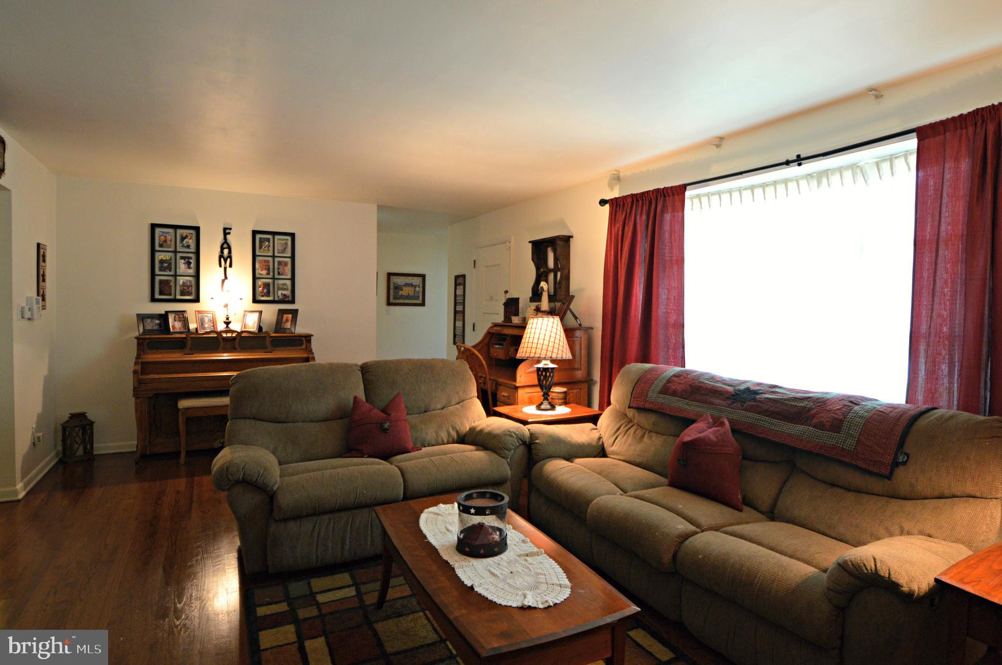 517 Yorktown Road Lancaster, PA 17603 - Photo 5 of 19 Living Room - Hardwood floors, bay window