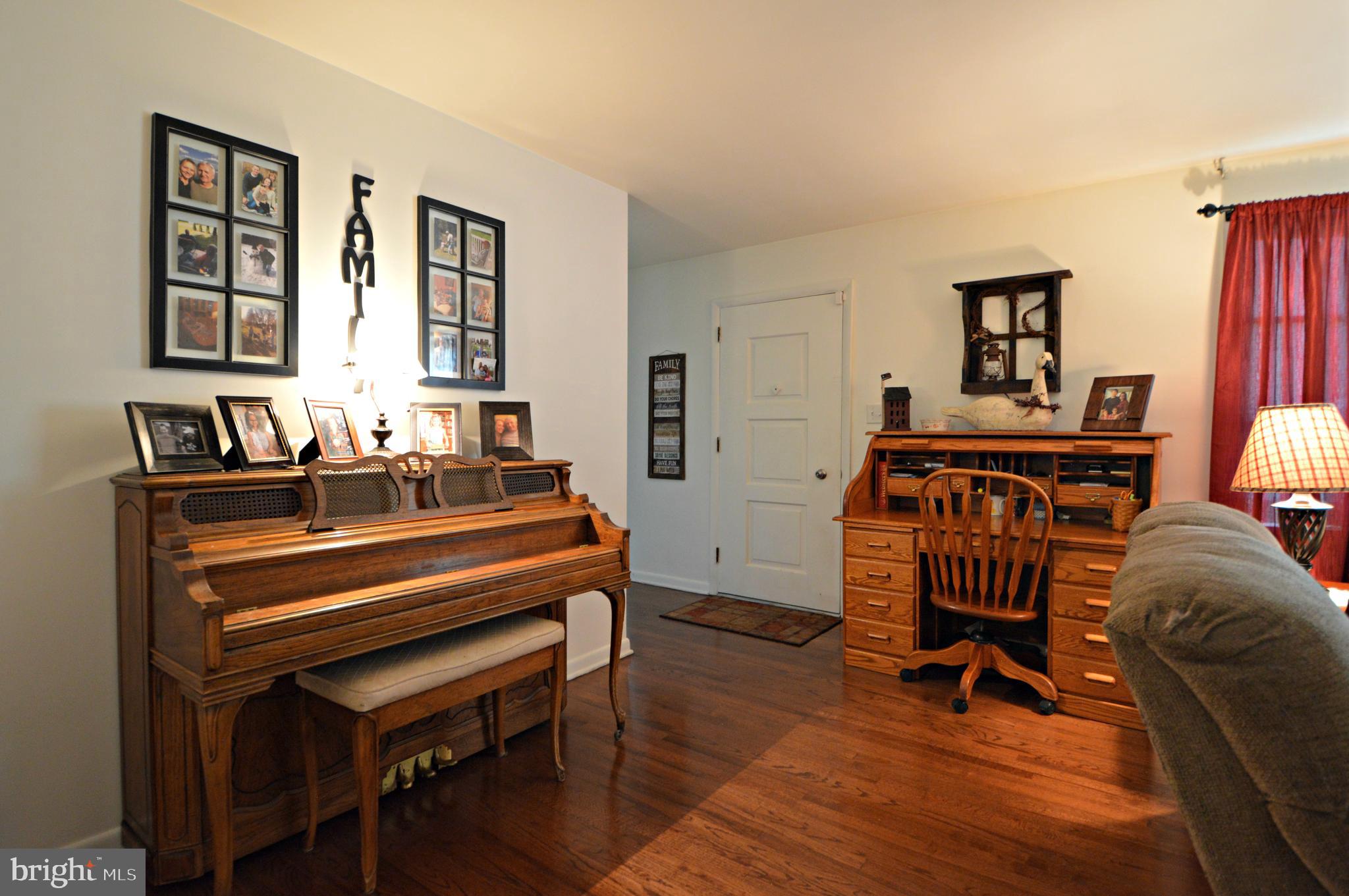 517 Yorktown Road Lancaster, PA 17603 - Photo 6 of 19 Living Room