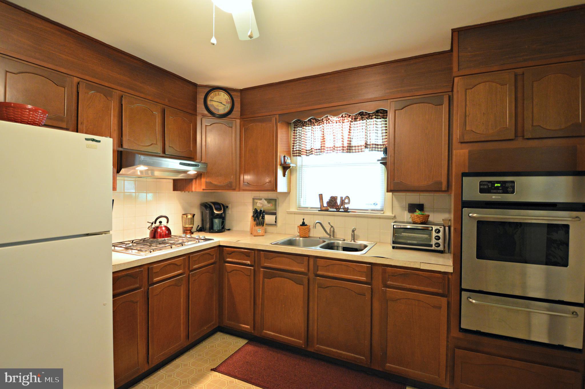 517 Yorktown Road Lancaster, PA 17603 - Photo 9 of 19 Kitchen - Newer appliances