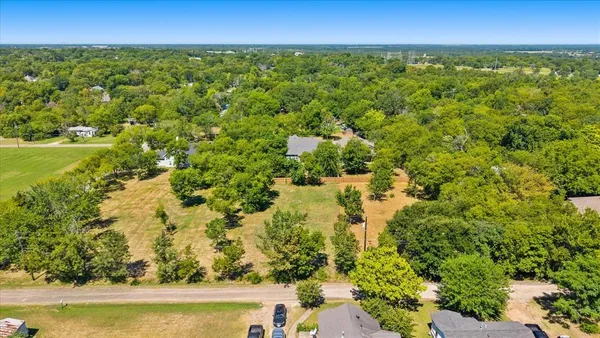 a view of a yard with a tree