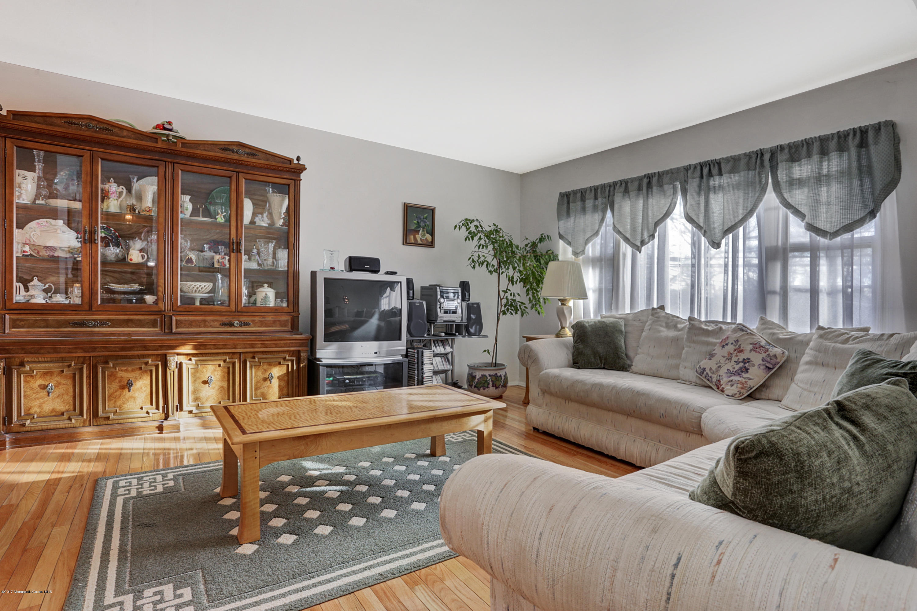 911 Bow Road Toms River, NJ 08753 - Photo 4 of 25 Great natural light