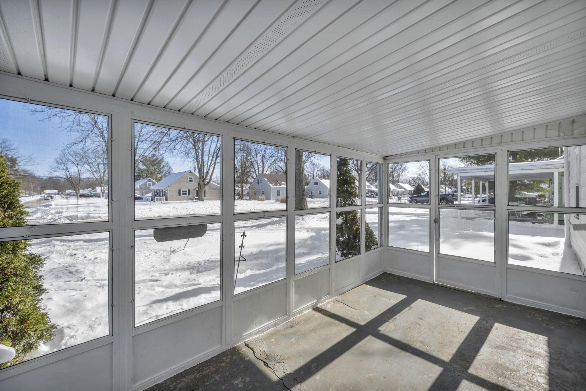 845 Exeter Road Columbus, OH 43213 - Photo 6 of 46 Front Sun Room