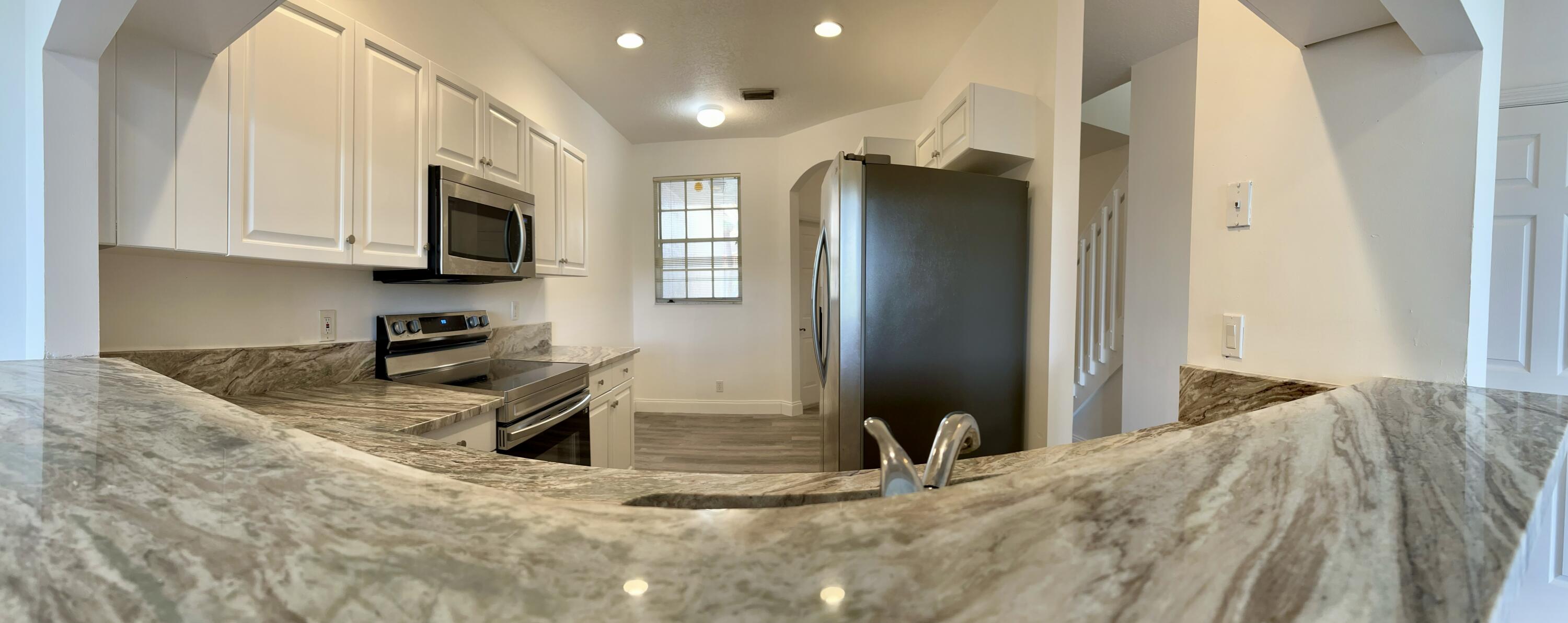 10253 Vía Hibiscus Boca Raton, FL 33428 - Photo 11 of 48 Kitchen bar