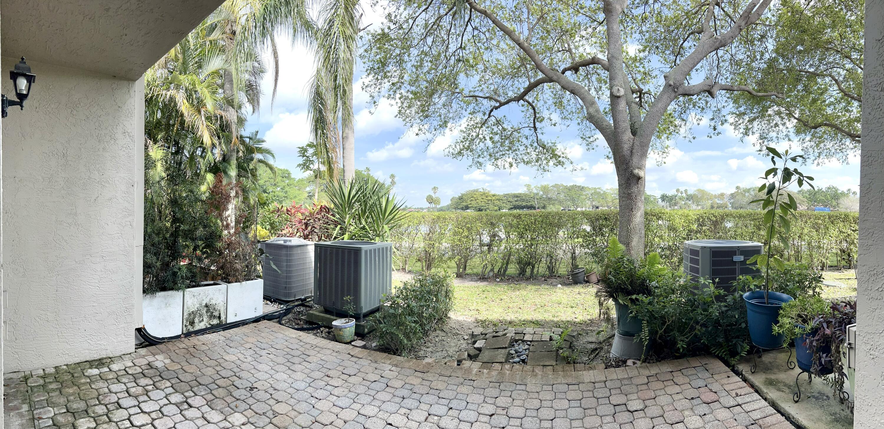 10253 Vía Hibiscus Boca Raton, FL 33428 - Photo 16 of 48 Back patio