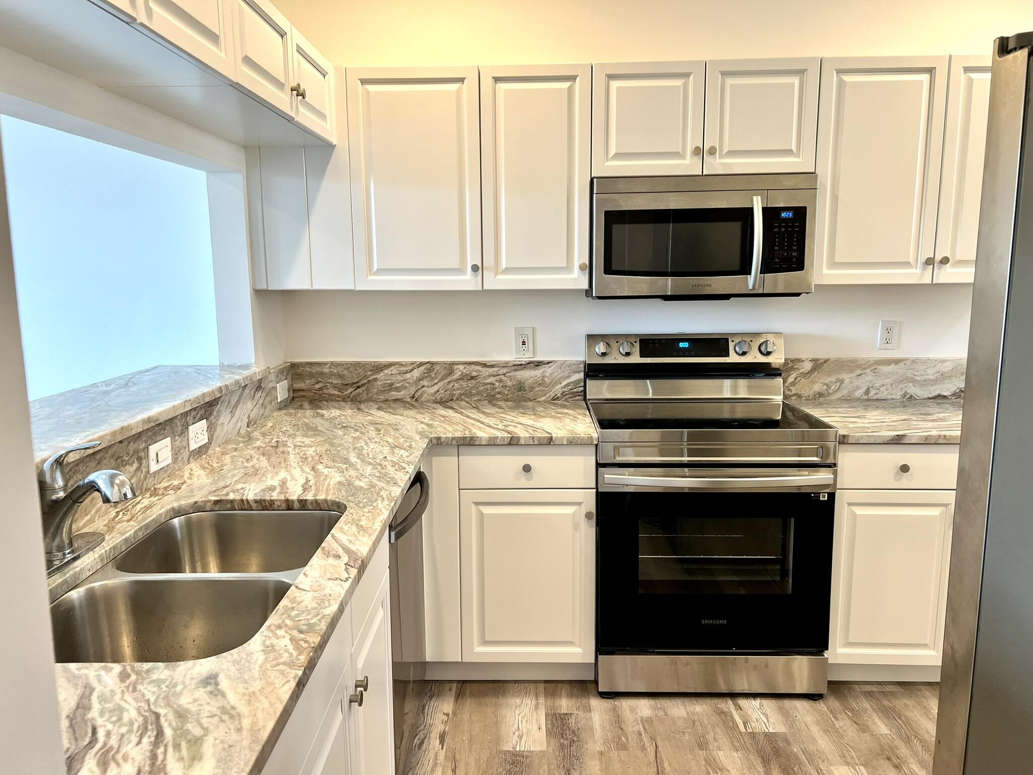 10253 Vía Hibiscus Boca Raton, FL 33428 - Photo 3 of 48 Appliances