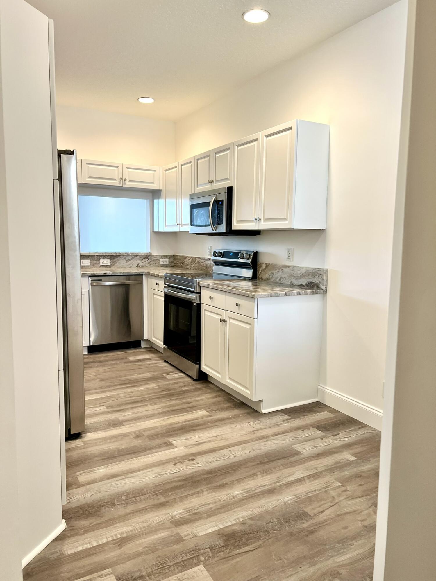10253 Vía Hibiscus Boca Raton, FL 33428 - Photo 7 of 48 Kitchen
