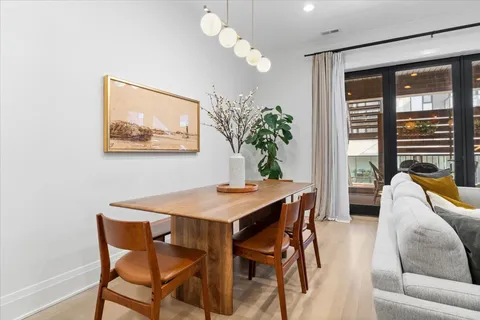 $1,100,000 | 2727 North Kenmore Avenue, Unit 3, Chicago, IL 60614