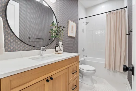 $1,100,000 | 2727 North Kenmore Avenue, Unit 3, Chicago, IL 60614