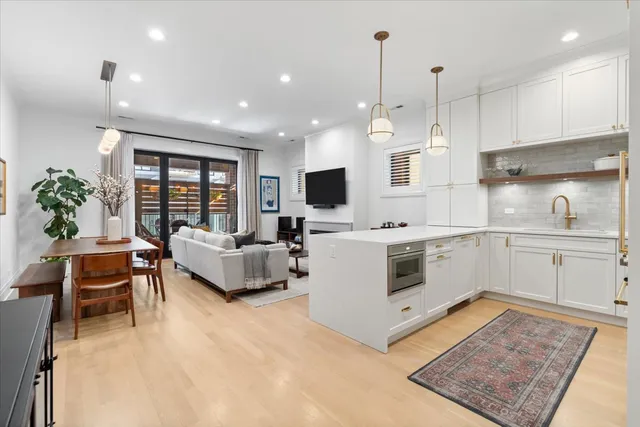 $1,100,000 | 2727 North Kenmore Avenue, Unit 3, Chicago, IL 60614