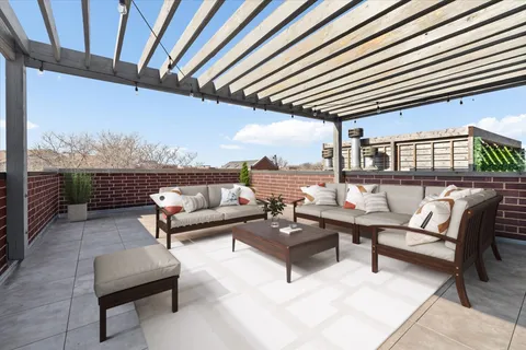 $1,100,000 | 2727 North Kenmore Avenue, Unit 3, Chicago, IL 60614