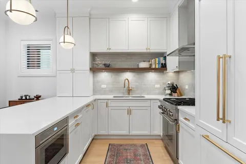 $1,100,000 | 2727 North Kenmore Avenue, Unit 3, Chicago, IL 60614