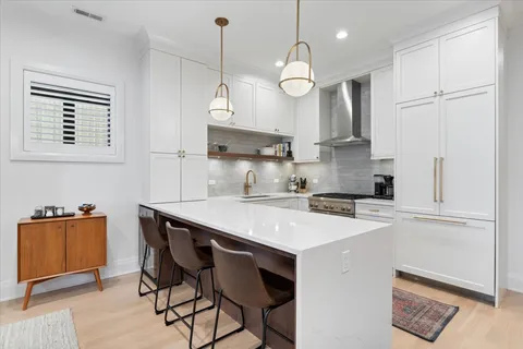 $1,100,000 | 2727 North Kenmore Avenue, Unit 3, Chicago, IL 60614