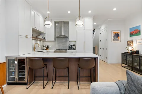 $1,100,000 | 2727 North Kenmore Avenue, Unit 3, Chicago, IL 60614