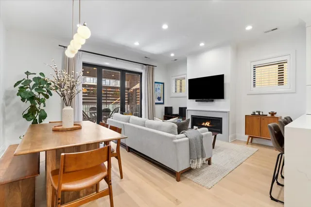 $1,100,000 | 2727 North Kenmore Avenue, Unit 3, Chicago, IL 60614